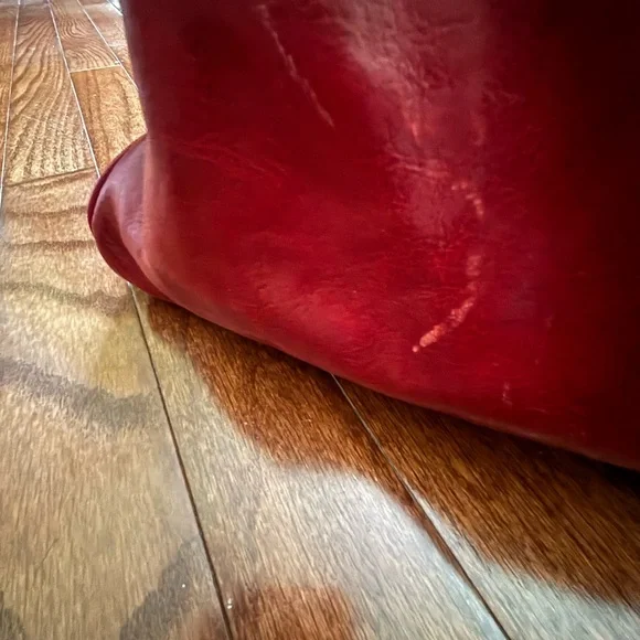 Luxurious Red Leather Travel Bag - Picture 6 of 14